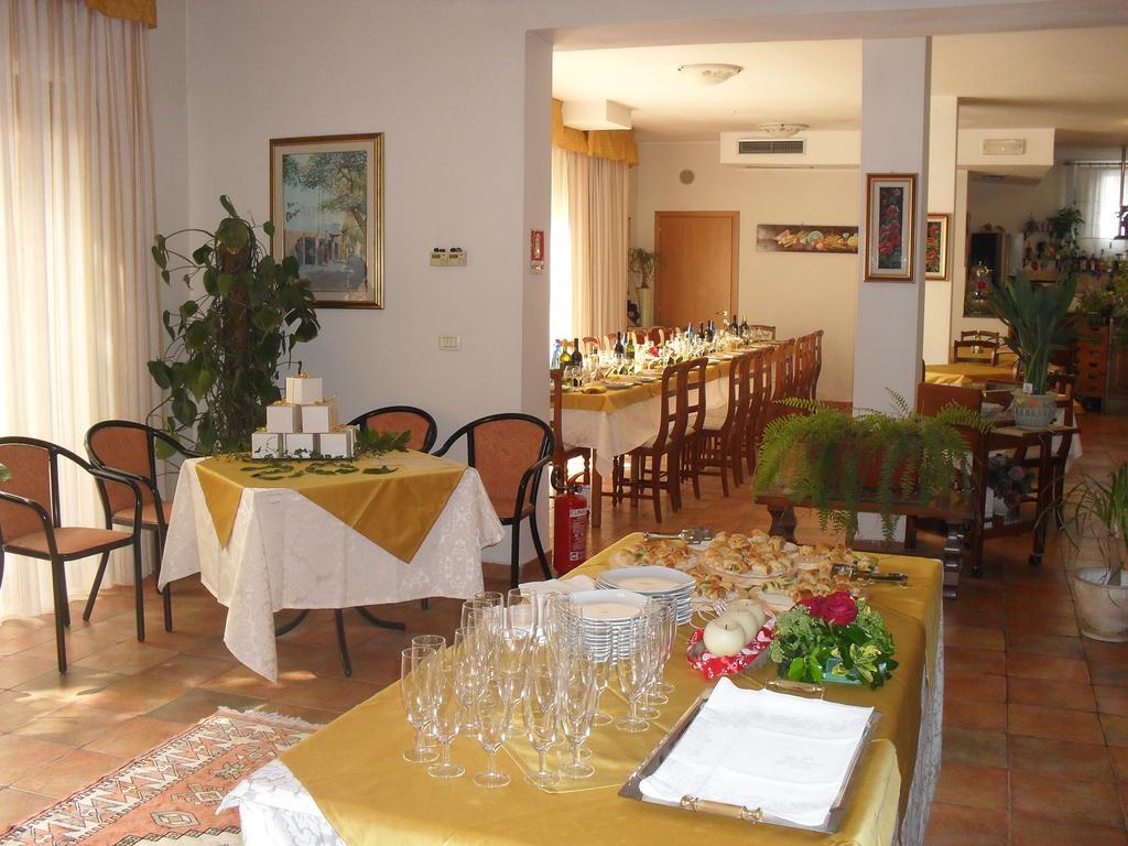 Albergo Ristorante Olimpia อับบาเดียซานซัลวาตอเร ภายนอก รูปภาพ