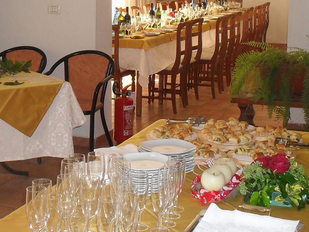 Albergo Ristorante Olimpia อับบาเดียซานซัลวาตอเร ภายนอก รูปภาพ