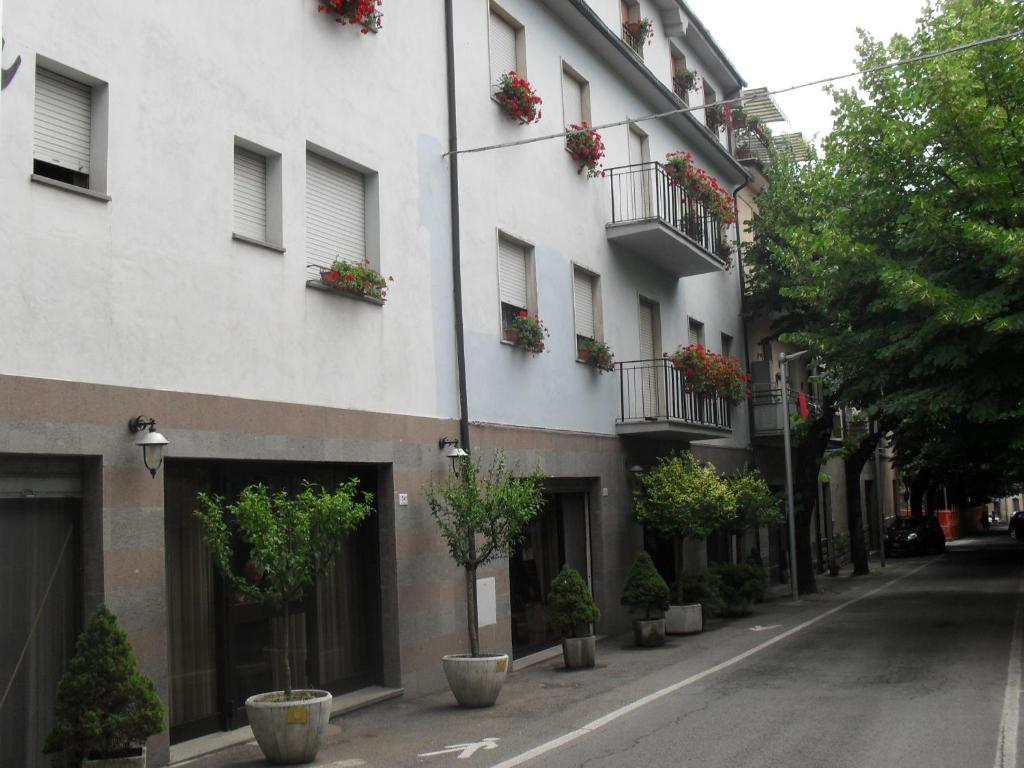 Albergo Ristorante Olimpia อับบาเดียซานซัลวาตอเร ภายนอก รูปภาพ